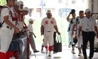 夏の甲子園決勝 両チームが球場入り