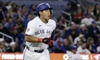 岡本和真 1試合4安打で敵地騒然