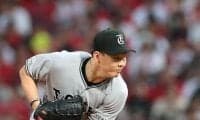 巨人・小笠原が移籍後初完封で50勝目