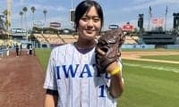 花巻東の女子高生 朗希へ剛速球投球