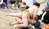 十両輝が親友の炎鵬を寄り倒し10連勝