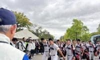 横浜・織田翔希に約300人が出待ち