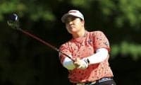 植手桃子 地元での初優勝へ首位キープ