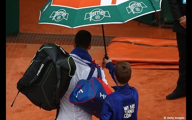  ジョコビッチが第1セットを落とし、雨天中断 [全仏オープン] 
