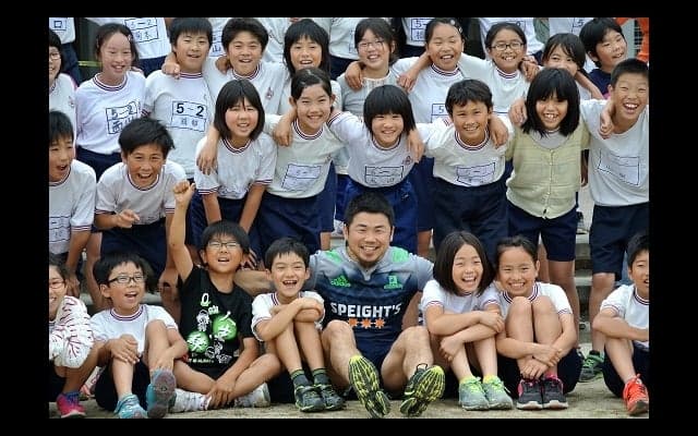  心の底から笑い、走った。トシさん、フミ、ハタケが熊本の小学校へ。 