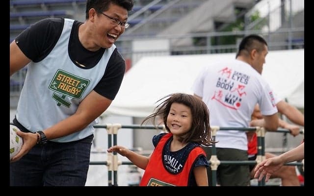  やってみてわかる「ボールを持って走る」快感。味スタでラグビー体験。 