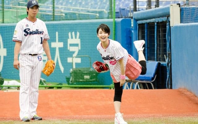 剛力彩芽、目指せノーバン！華麗な投球フォームを連続写真で