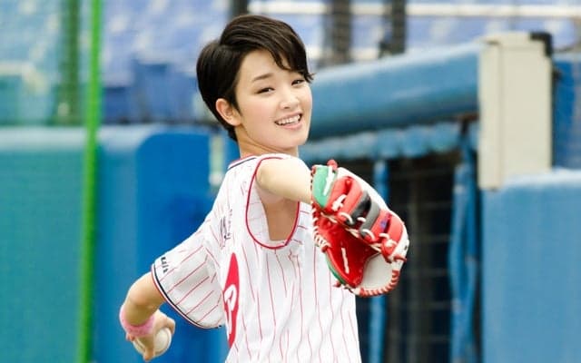 剛力彩芽、ノーバン始球式なるか？3度目の正直のためにヤクルト・山田哲人と練習