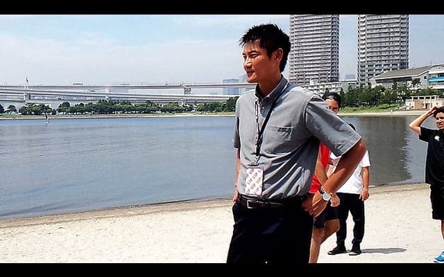 朝日健太郎、お台場の砂浜で仲間と語る…日本代表チーム、日本経済は？