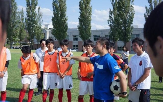 前園真聖、福島県・若松第一高校を訪問！サッカー部を指導