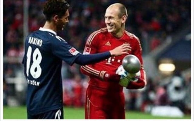 サッカー日本代表・槙野智章の懐かしい写真…オランダ代表・ロッベンと