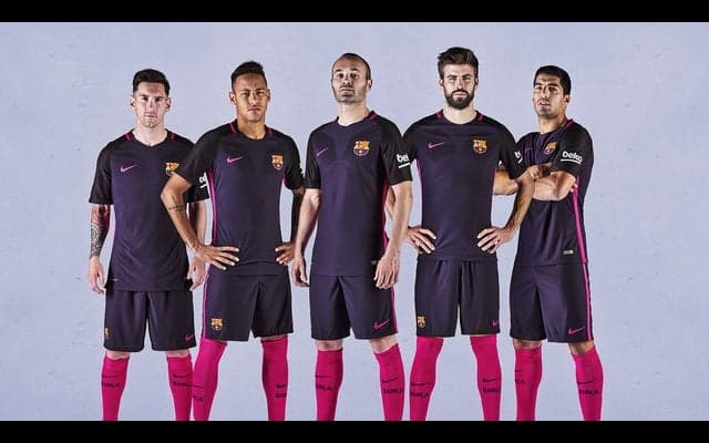 ナイキ、 ホームカラーを融合した「FC バルセロナ アウェイキット」