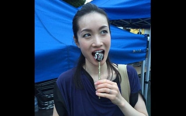 荒川静香、ケーキポップを大きな口でパクリ…「タクシー待ってる間に３つ」