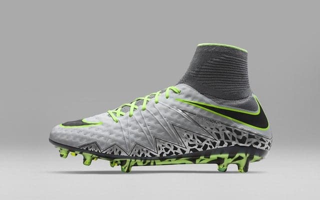 グレーをベースに使用した「ナイキ フットボール エリートパック」8月発売