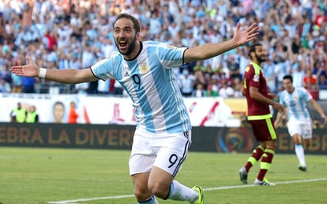 サッカーアルゼンチン代表のイグアイン、移籍金104億円でユベントス入り