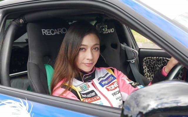 美しすぎるレーシングドライバー、塚本奈々美さんのドリフトに密着