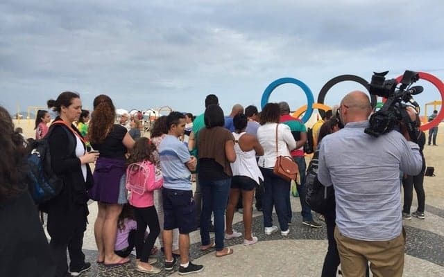 【リオ2016】コパカバーナの五輪、写真撮影に長蛇の列
