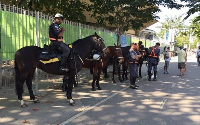 リオオリンピック開会式前のマラカナンスタジアムは警官がズラり…騎馬警官の姿も
