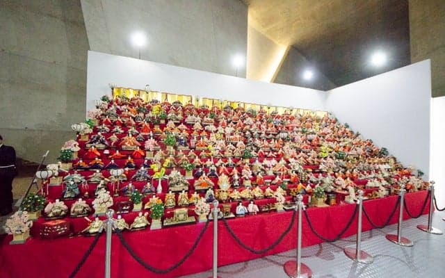 リオデジャネイロのジャパンハウスに約1000体のひな人形が登場