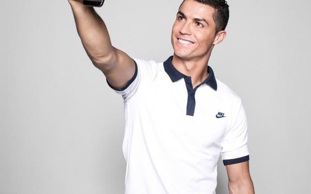 C・ロナウドと一緒に自撮りできるアプリ販売開始…売上の一部を寄附