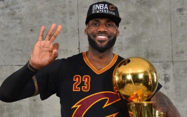 レブロン・ジェームズがキャブズとの3年契約に合意