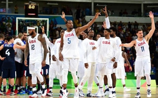 チームUSA、フランスに薄氷の勝利でグループA首位通過