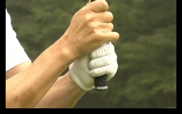 【レッスン】軽く振った方が飛ぶ！？　ゆるゆるグリップで飛距離を伸ばす