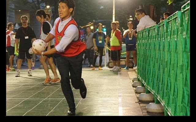  ビジネスマンも走る！　丸の内仲通りでストリートラグビー体験会 