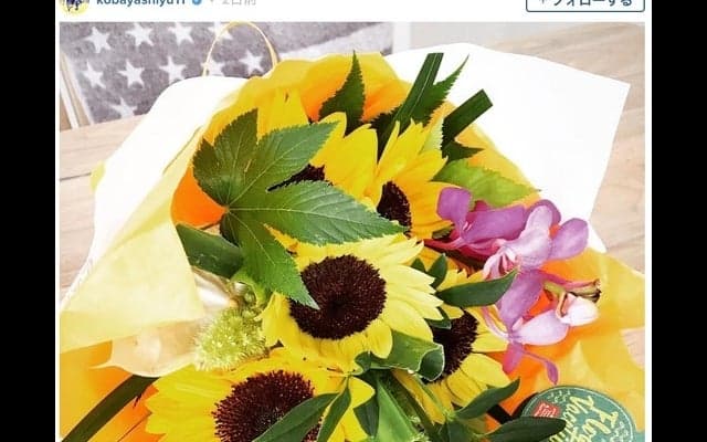 サッカー日本代表・小林悠、夫人との交際記念日に花束プレゼント