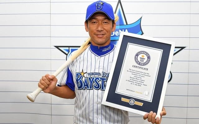 DeNA三浦の24年連続安打、「投手の安打連続年数」でギネス世界記録に認定