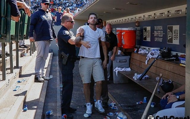 【米国はこう見ている】田中将大が降板直後の8回、ヤンキースのダグアウトに酩酊ファンが落下