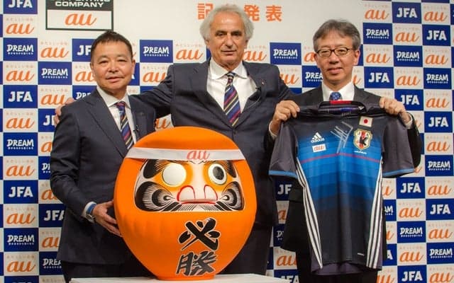 サッカー日本代表・ハリルホジッチ監督がダルマで必勝祈願…KDDIとサポーティングカンパニー契約を締結