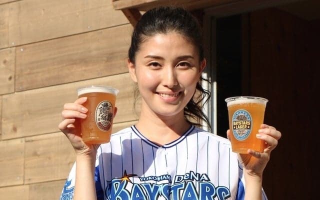 橋本マナミ、ビール手渡しでファンと交流…ハマスタに「BAY BEER HOUSE」オープン