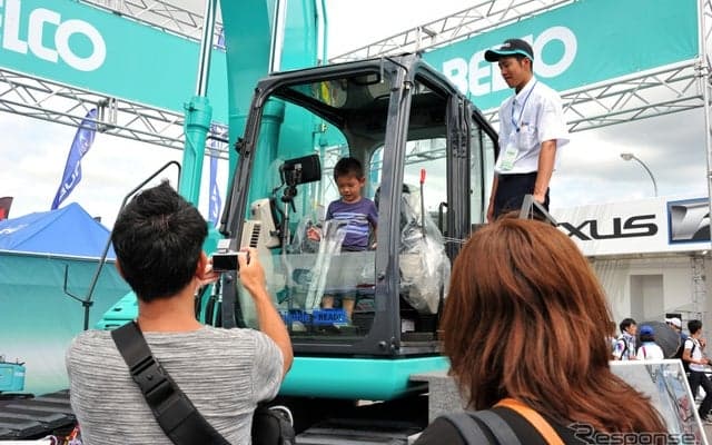 【SUPER GT第6戦】サーキットと重機のコラボレーション…コベルコ建機の重機に大人も子どもも大満足