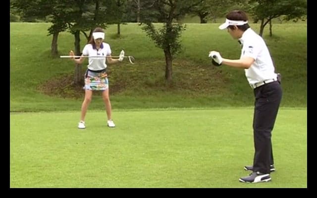 【レッスン】上半身主導のスイングはダメ！　フットワークを使ってツッコミ癖を直す