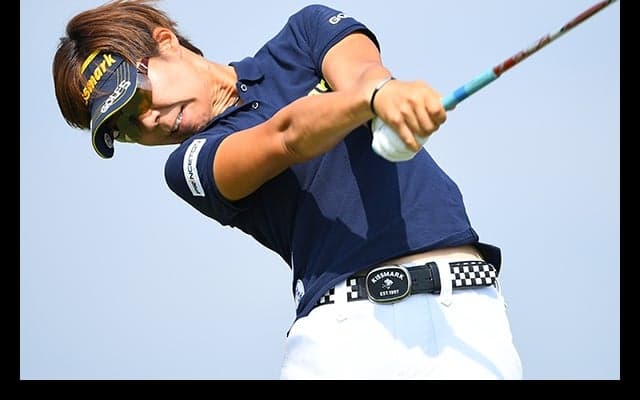 ホステスプロの穴井が1打差2位発進！　首位はシン・ジエ