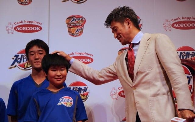 「サッカーは判断力の速さが大事」…サッカー少年からキングカズへの質問大会