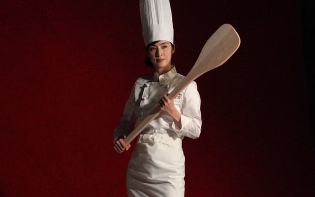 天海祐希、巨大しゃもじでドラマポスター撮影「意外と重い」