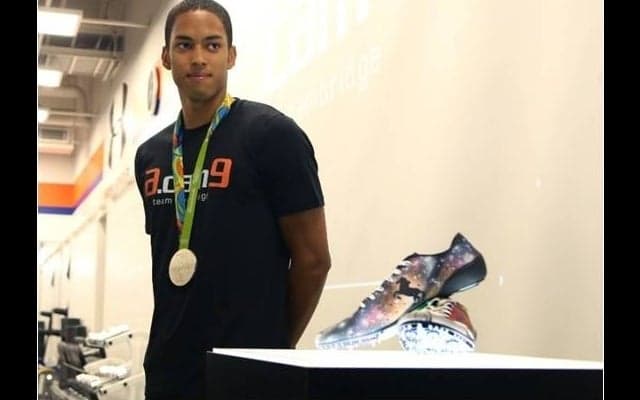ケンブリッジ飛鳥が試合で着用したスパイクを展示…アンダーアーマー