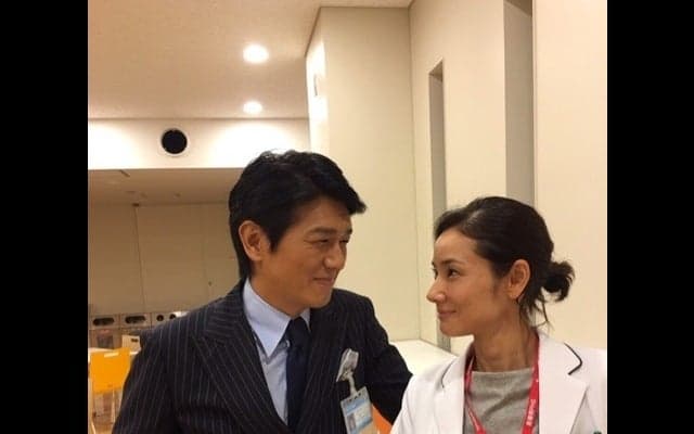 吉田羊、高橋克典との見つめ合いで本気照れ…新ドラマ「メディカルチーム レディ・ダ・ヴィンチの診断」