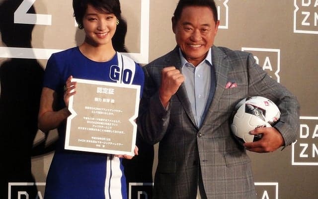 剛力彩芽、豪快な一発を決めた…スポーツ中継トラック出発式［フォトレポート］