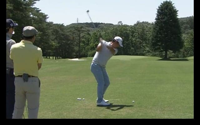 【レッスン】「アイアンは上から打ち込む」は意識しちゃダメ！　シンプルなスイングでミスを軽減