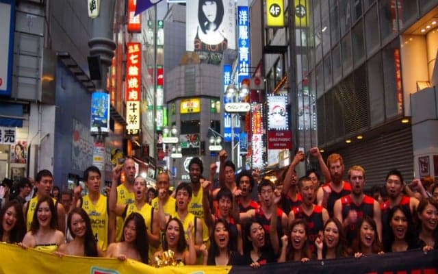 サンロッカーズ渋谷とアルバルク東京がバスケットボールストリートに集結