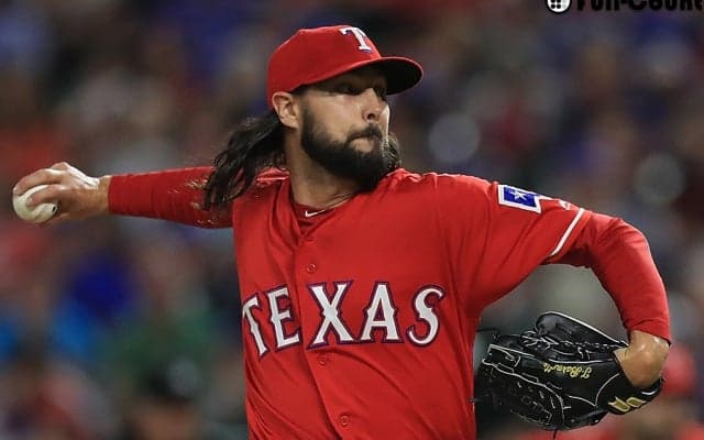 32歳バーネットがメジャーの洗礼！　新人仮装でセクシー婦警に変身