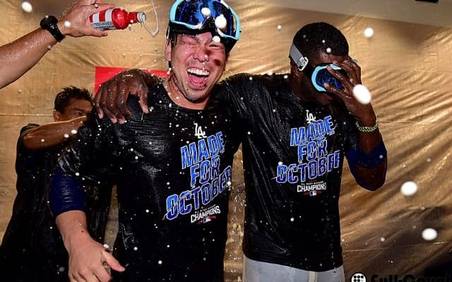 初体験のシャンパンファイト！　歓喜の前田健太が通訳に手荒い祝福