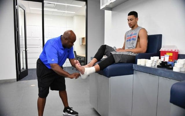 ドラフト1位のルーキー、ベン・シモンズが骨折で離脱