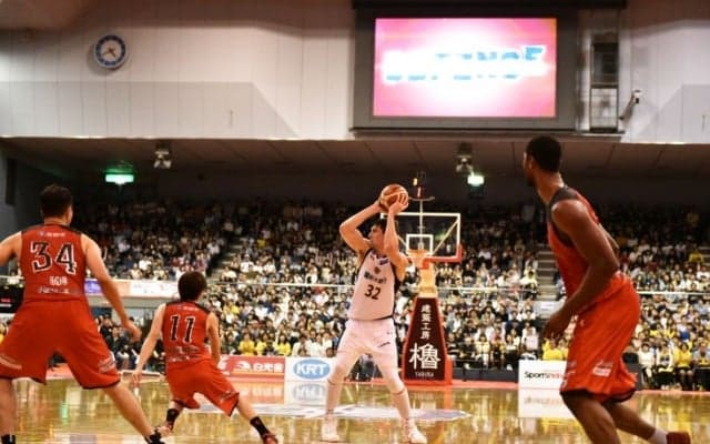 満員の船橋アリーナ、田臥勇太にリードされ攻守の噛み合った栃木ブレックスが千葉ジェッツを撃破