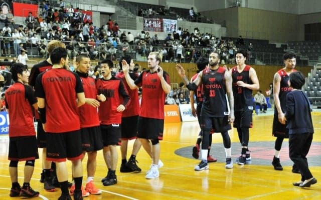 アルバルク東京が堅守とフリースローでシーソーゲームを制し、千葉ジェッツにリベンジ