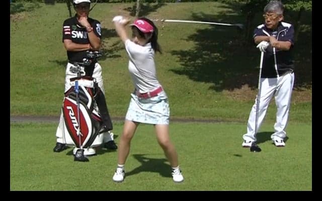 【レッスン】右足まっすぐ効果で飛距離アップ！　安定感も上がる“つっかえ棒のようなトップ”って？