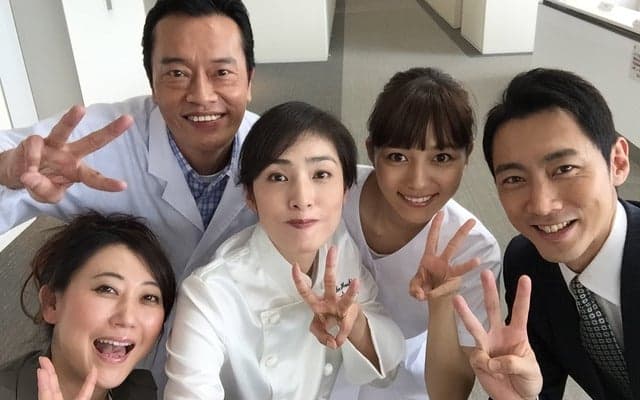 天海祐希、三ツ星ピースで共演者と自撮りショット